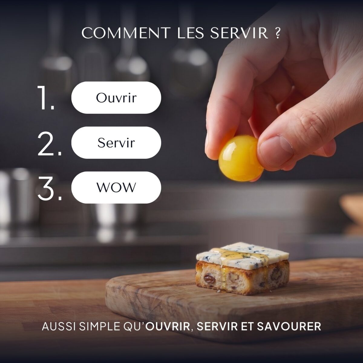 Main tenant du bout des doigts une Pearl Orange douce au-dessus d’un toast au bleu