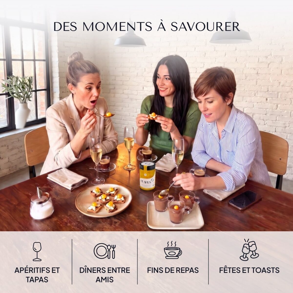 Trois amies en fin de repas avec des toasts au bleu et des verrines de mousse, goûtant des Pearls Orange douce