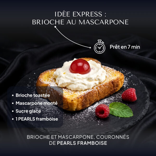 Brioche toastée au mascarpone couronnée d'une Pearl framboise sur une ardoise noire