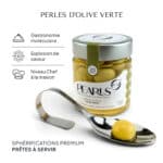 Pot de Pearls olive verte avec la cuillère de service et une perle verte translucide