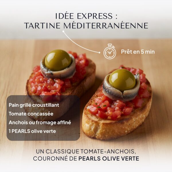 Deux tartines de pain grillé à la tomate et à l'anchois, couronnées chacune d'une Pearl olive verte