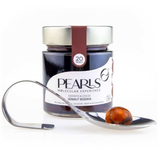 Pot de Pearls Vermouth Réserve avec sa cuillère de service et une Pearl, sur fond blanc