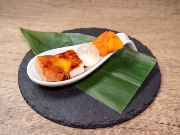 Pearls Rhum Coco Vanille, cuillères de foie gras mi-cuit caramélisé et de brie
