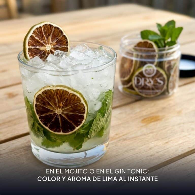 Vaso de mojito con hielo, menta y una rodaja de lima deshidratada, junto al tarro abierto