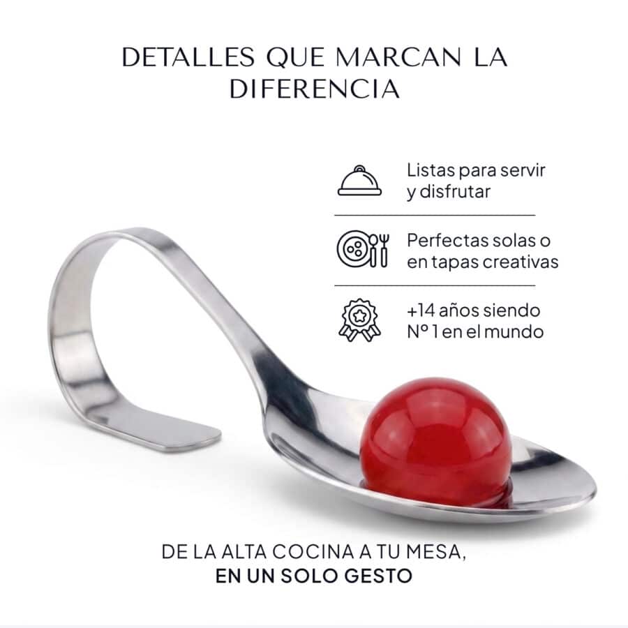 Cucharilla de acero con una única esferificación de frambuesa sobre fondo neutro
