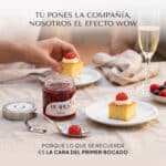 Frasco de Pearls de frambuesa en primer plano sobre una mesa puesta con copas y tapas dulces