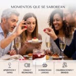 Grupo de amigos brindando con Pearls de frambuesa sobre tapas dulces en una mesa de madera