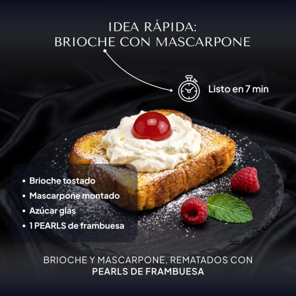 Brioche tostado con mascarpone coronado con una Pearl de frambuesa sobre pizarra negra