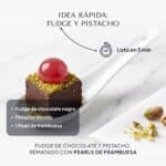 Cuchara de porcelana con un dado de fudge de chocolate y pistacho rematado con una Pearl de frambuesa