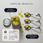 Frasco abierto de Pearls de oliva verde visto desde arriba, con tres cucharillas de servicio y sus perlas