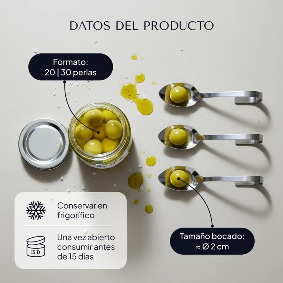 Frasco abierto de Pearls de oliva verde visto desde arriba, con tres cucharillas de servicio y sus perlas