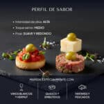 Pizarra con tres bocados de maridaje —tosta de tomate, queso y tartar— coronados con Pearls de oliva verde