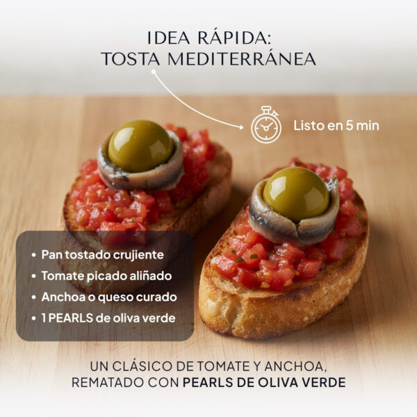 Dos tostas de pan con tomate y anchoa coronadas cada una con una Pearl de oliva verde
