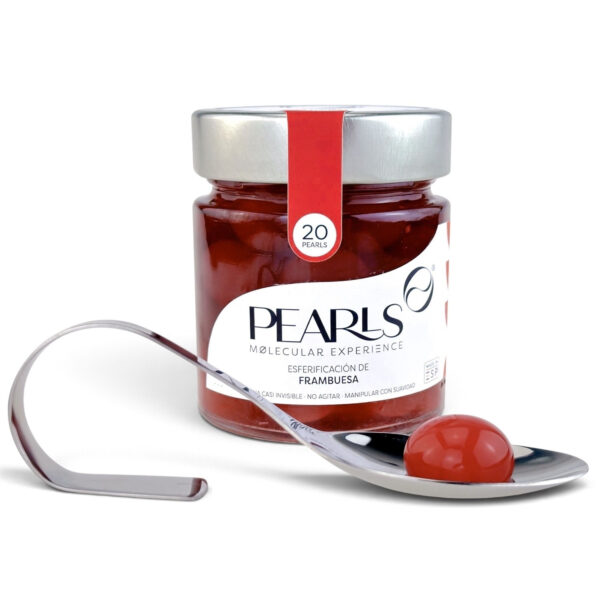Frasco de esferificaciones de frambuesa Pearls con cucharilla de servicio sobre fondo blanco