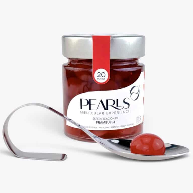 Frasco de esferificaciones de frambuesa Pearls con cucharilla de servicio sobre fondo blanco