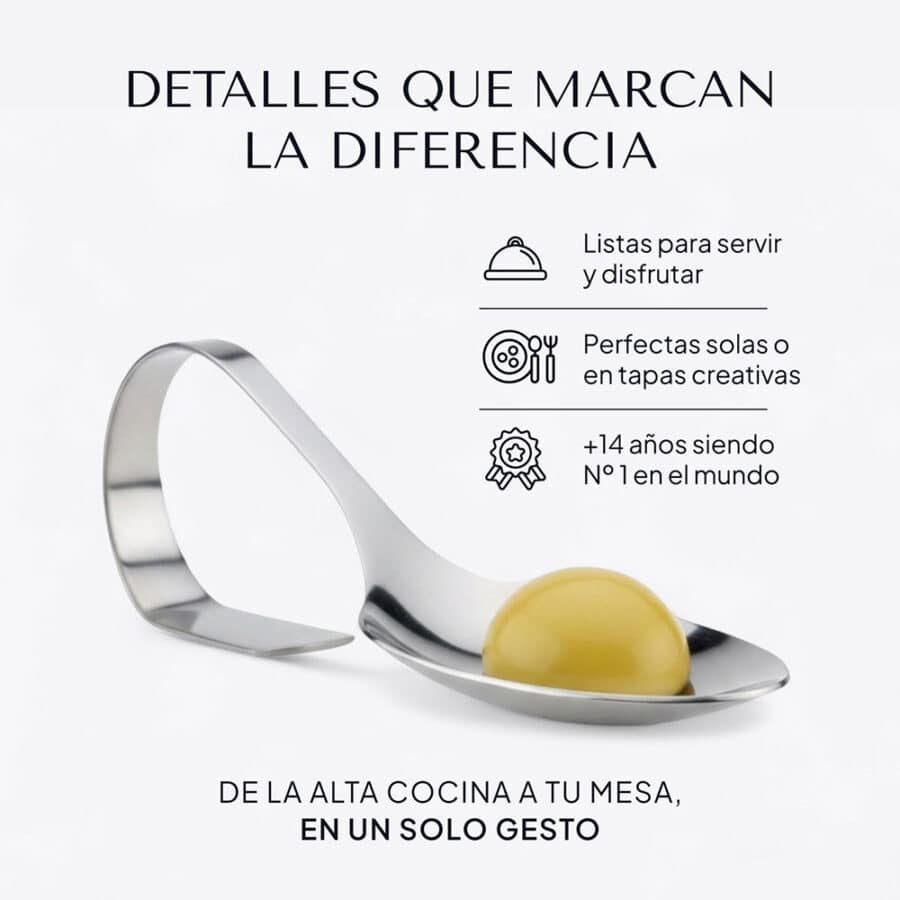 Esferificación de oliva verde Pearls en cucharilla de degustación, lista para servir