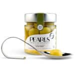 Frasco de esferificaciones de oliva verde Pearls con una perla en la cucharilla de servicio