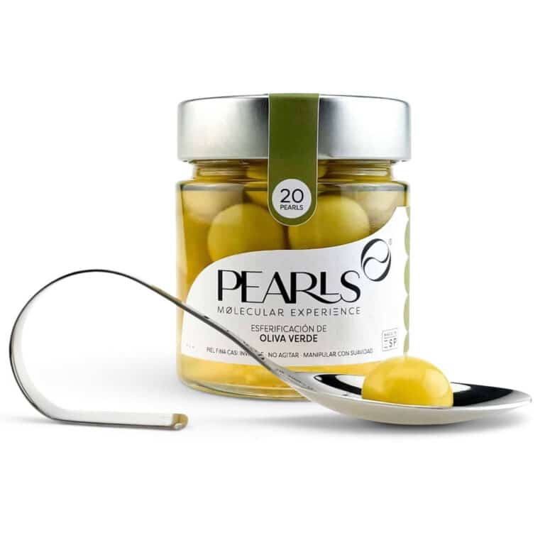 Frasco de esferificaciones de oliva verde Pearls con una perla en la cucharilla de servicio