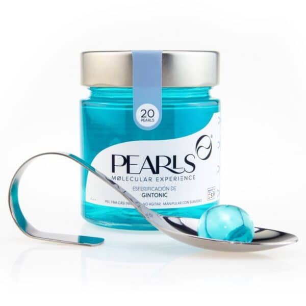 Frasco de esferificaciones de Gin Tonic Pearls con la cucharilla de servicio y una Pearl, sobre fondo blanco