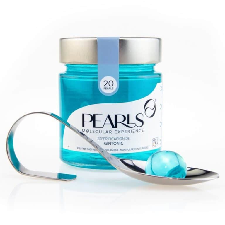 Frasco de esferificaciones de Gin Tonic Pearls con la cucharilla de servicio y una Pearl, sobre fondo blanco