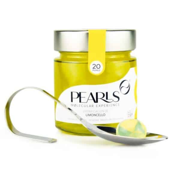 Frasco de esferificaciones de Limoncello Pearls con la cucharilla de servicio y una Pearl, sobre fondo blanco