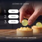 Mano colocando con los dedos una Pearl de Mojito sobre una tartaleta de limón con crumble