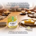 Mesa de sobremesa con café y tarta de limón; el frasco de Pearls de Mojito abierto y una Pearl en la cucharilla de servicio