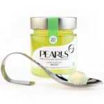 Frasco de esferificaciones de Mojito Pearls con la cucharilla de servicio y una Pearl, sobre fondo blanco