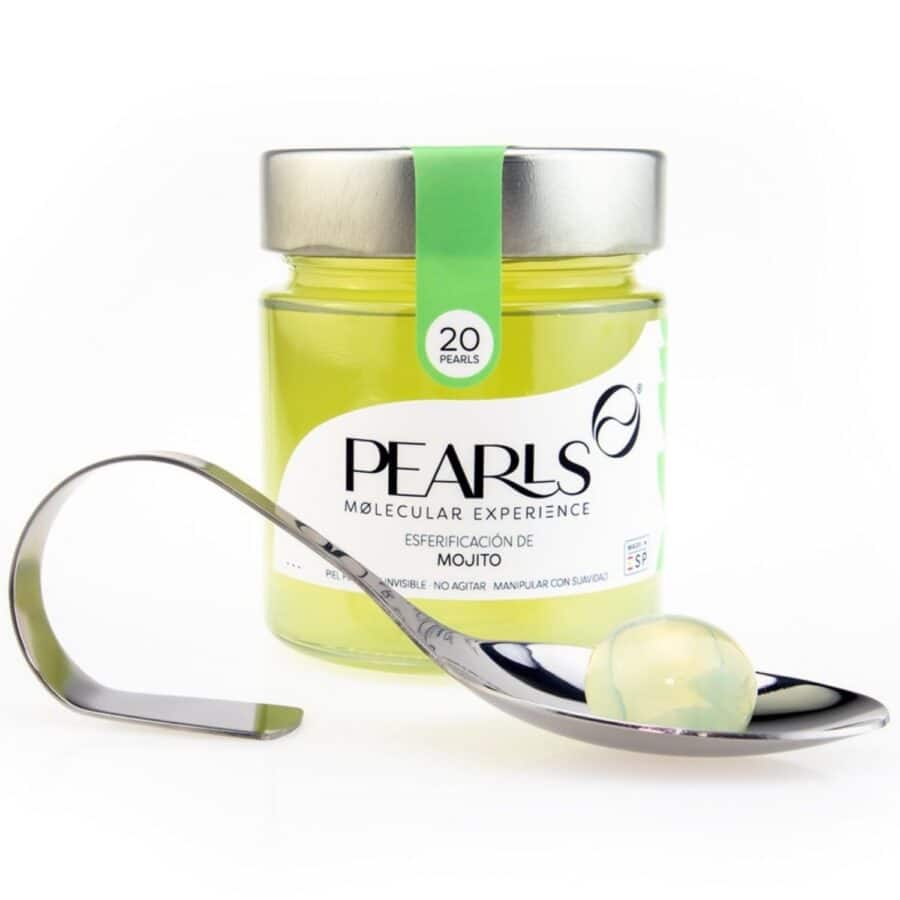 Frasco de esferificaciones de Mojito Pearls con la cucharilla de servicio y una Pearl, sobre fondo blanco