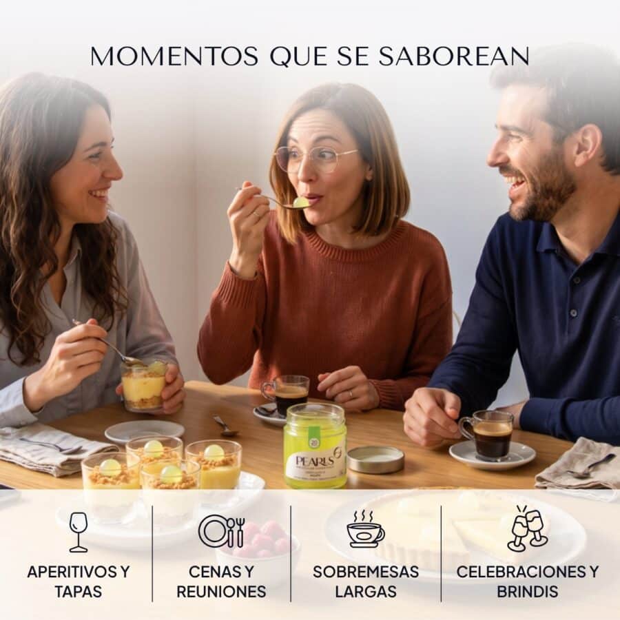 Tres amigos en la sobremesa, con café y vasitos de mousse de limón coronados con Pearls de Mojito