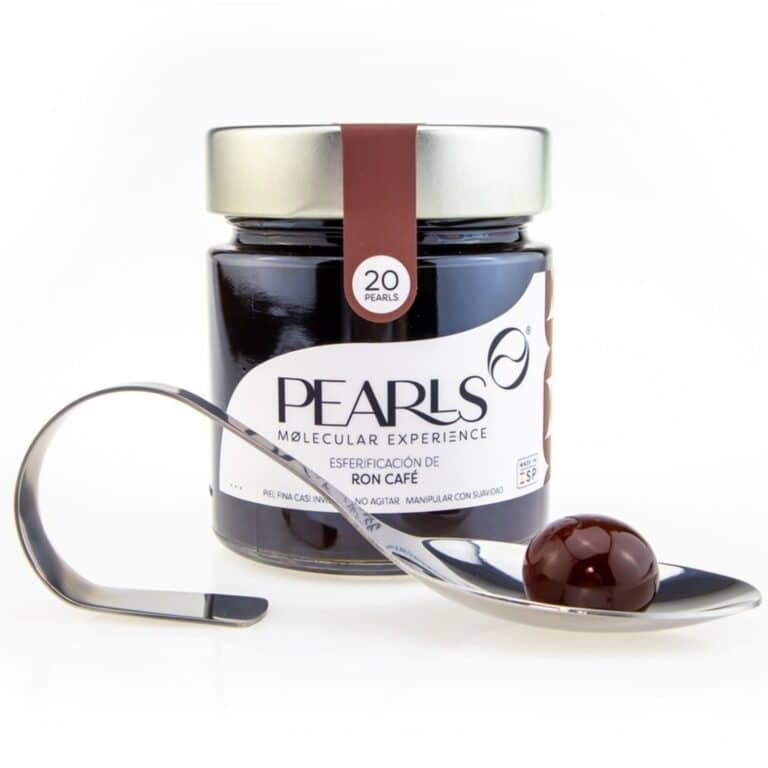 Frasco de esferificaciones de Ron Café Pearls con la cucharilla de servicio y una Pearl, sobre fondo blanco