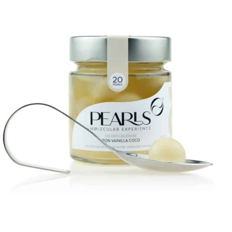 Frasco de esferificaciones de Ron Vainilla Coco Pearls con la cucharilla de servicio y una Pearl, sobre fondo blanco