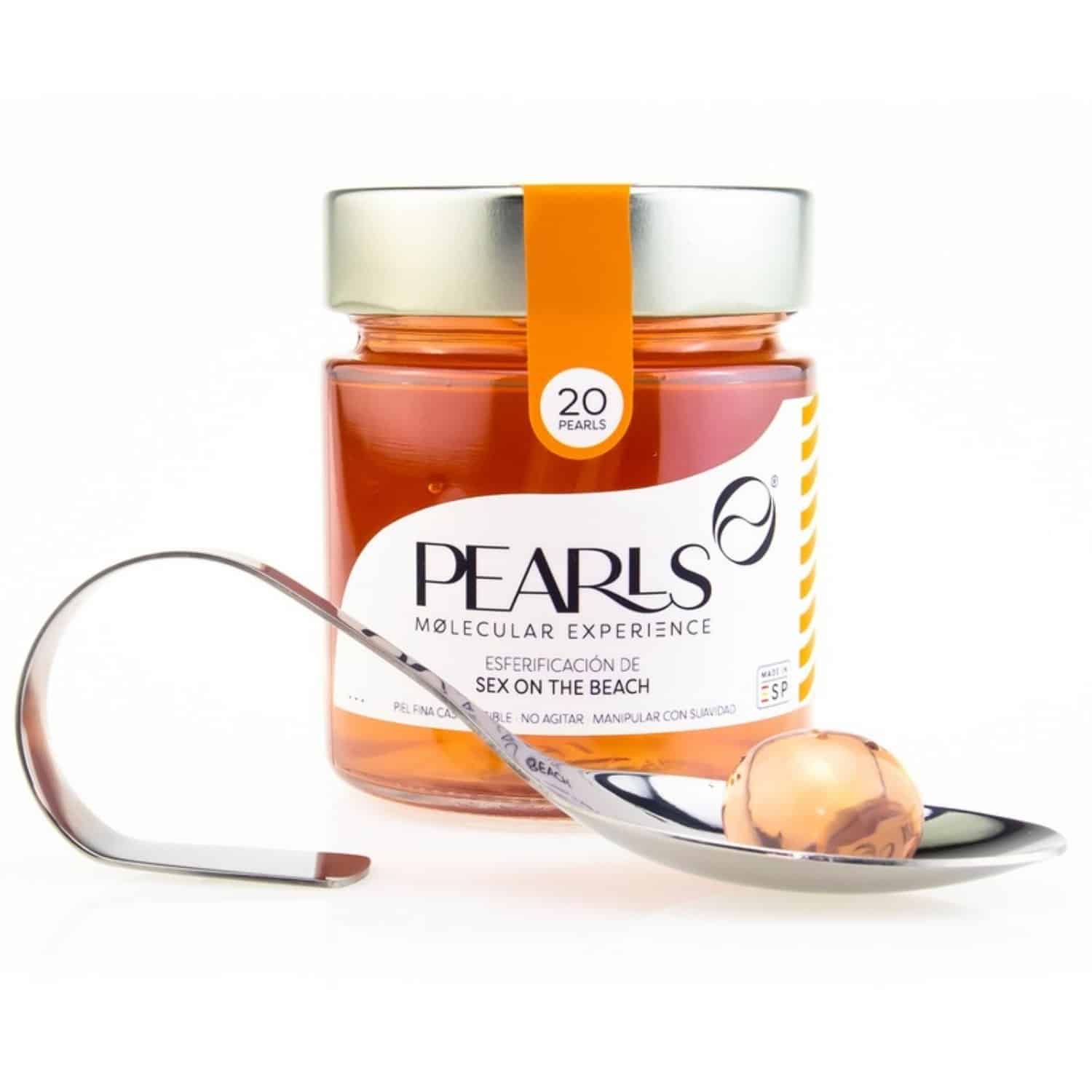 Frasco de esferificaciones de Sex on the Beach Pearls con la cucharilla de servicio y una Pearl, sobre fondo blanco