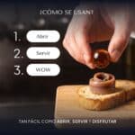 Mano que deposita con la punta de los dedos una Pearl de Vermut Reserva sobre una tosta de anchoa enrollada
