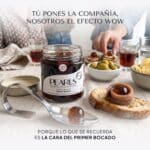 Frasco de Pearls de Vermut Reserva abierto en una mesa de aperitivo, con una tosta de anchoa, olivas y amigos al fondo