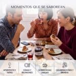 Tres amigos alrededor de una mesa de madera, con tostas de anchoa y foie coronadas con Pearls de Vermut Reserva