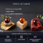 Tres bocados sobre pizarra, anchoa, foie y cecina, cada uno con una Pearl de Vermut Reserva