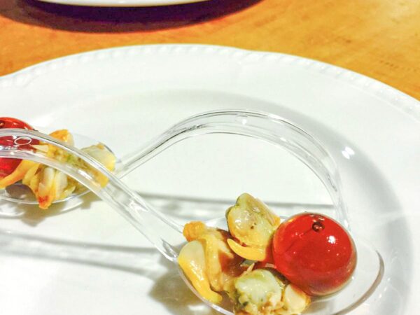 Pearls Mexicana, cucharas de berberechos con lima y cilantro