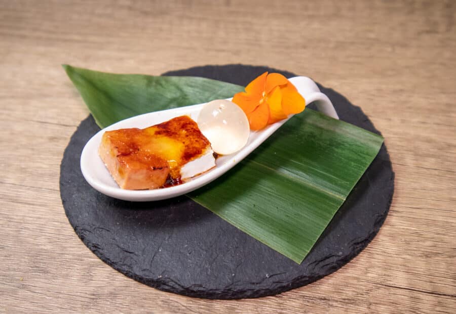 Pearls de Ron Vainilla Coco, cucharas de foie mi-cuit caramelizado con brie