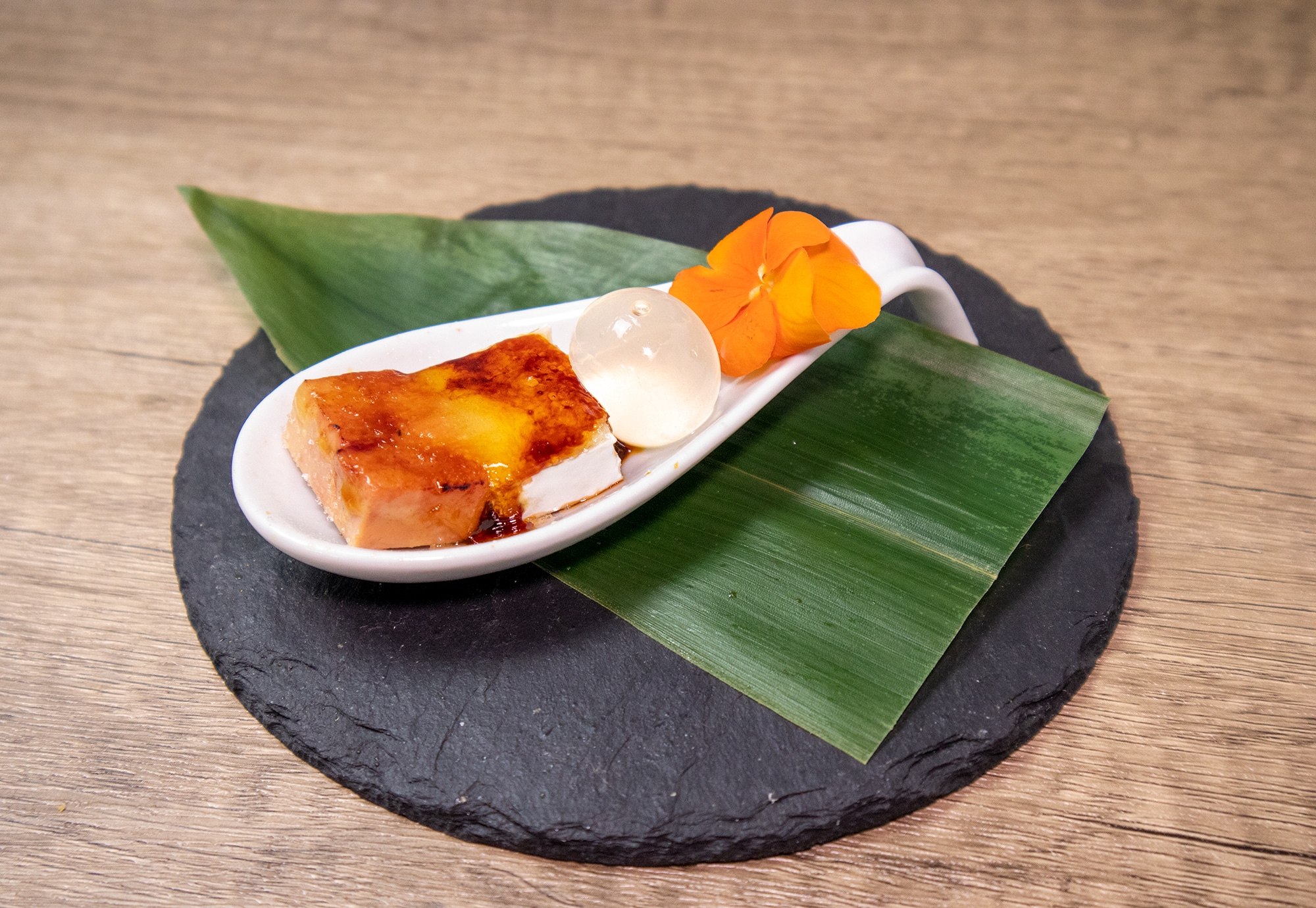 Pearls de Ron Vainilla Coco, cucharas de foie mi-cuit caramelizado con brie