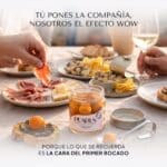 Mesa al aire libre con tapas, jamón y vino blanco; el frasco de Pearls de gazpacho abierto y una Pearl sobre una tosta