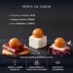 Tres bocados salados sobre pizarra, cada uno con una Pearl de gazpacho