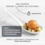 Cuchara de porcelana con dados de pepino y jamón ibérico y una Pearl de gazpacho