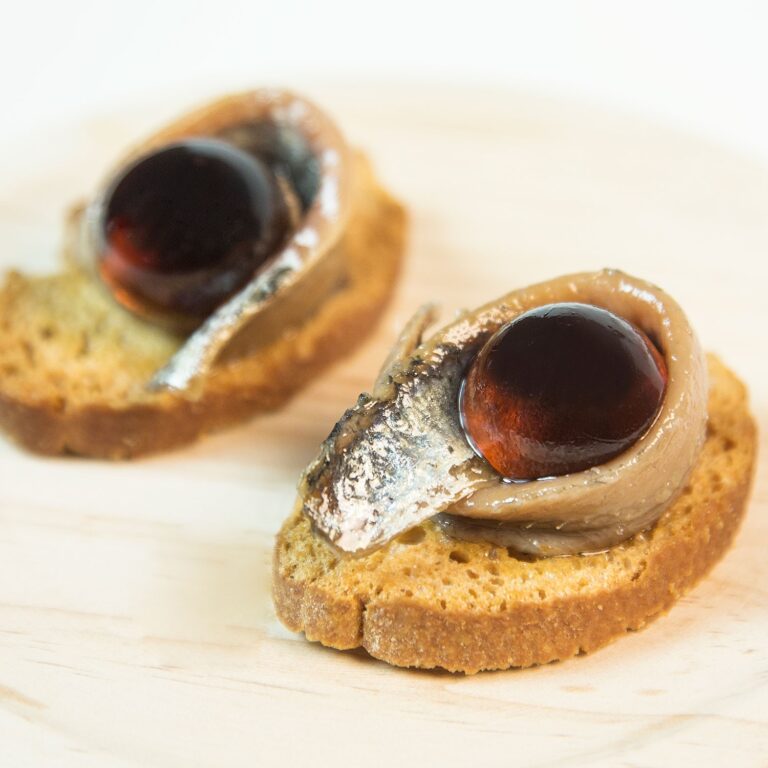 Pearls de Vermut Reserva, anchoa sobre pan tostado con una Pearl