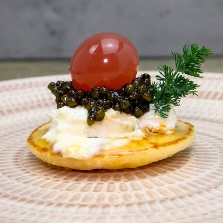 Pearls Vodka Frambuesa, blini con labneh, caviar y una Pearl roja encima
