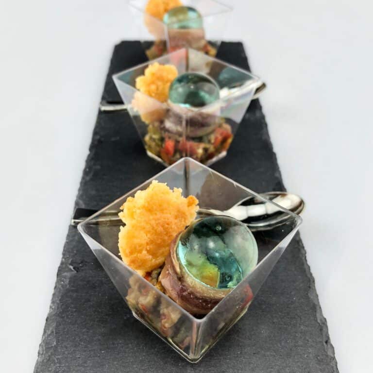 Pearls de Gin Tonic, vasitos de escalivada y anchoa con teja de parmesano y una Pearl