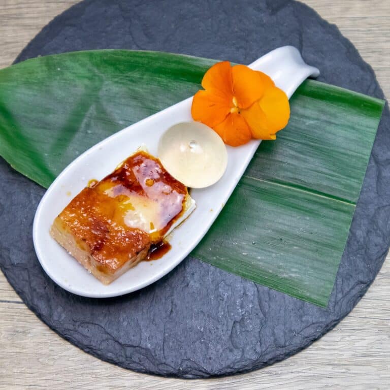 Pearls de Ron Vainilla Coco, cuchara con mi-cuit caramelizado, brie y una Pearl