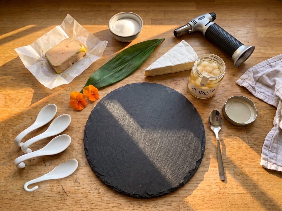 Pearls de Ron Vainilla Coco en su frasco, con el foie mi-cuit, el brie, el azúcar y el soplete preparados