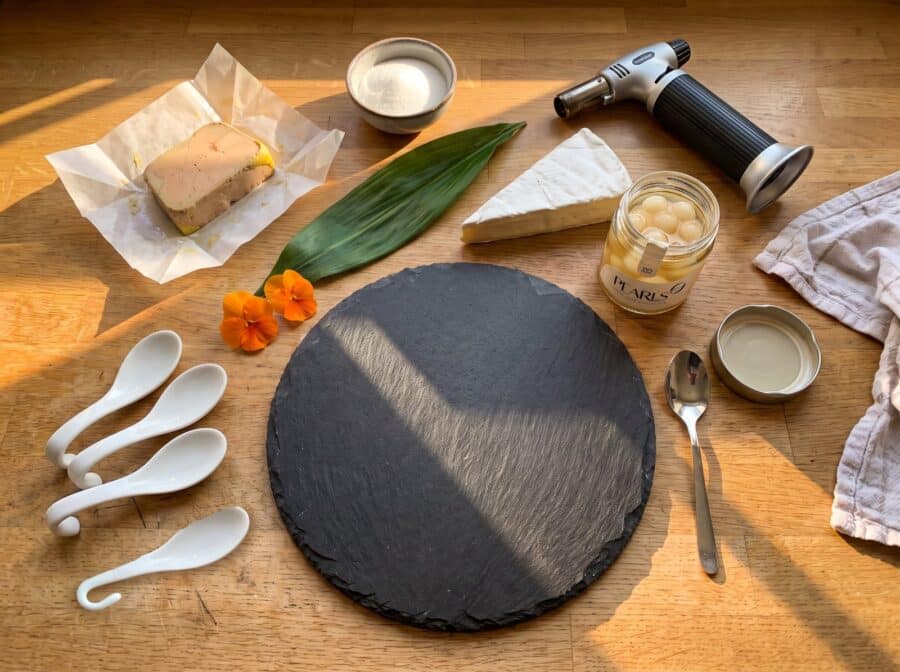 Pearls de Ron Vainilla Coco en su frasco, con el foie mi-cuit, el brie, el azúcar y el soplete preparados