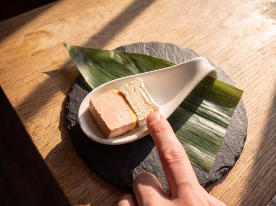 Pearls de Ron Vainilla Coco, paso 1: un taco de foie mi-cuit y uno de brie juntos en la cuchara